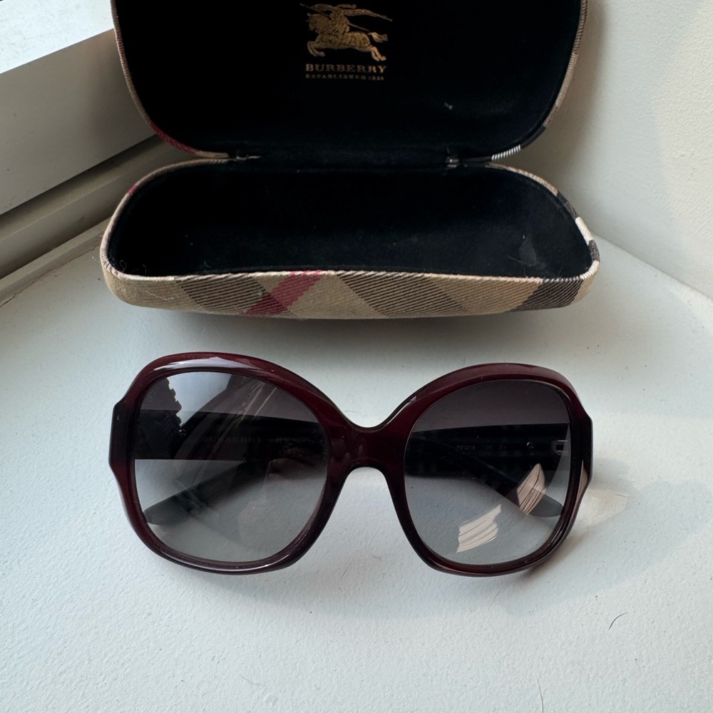 Burberry Red Sunglasses Chic Oversized Design